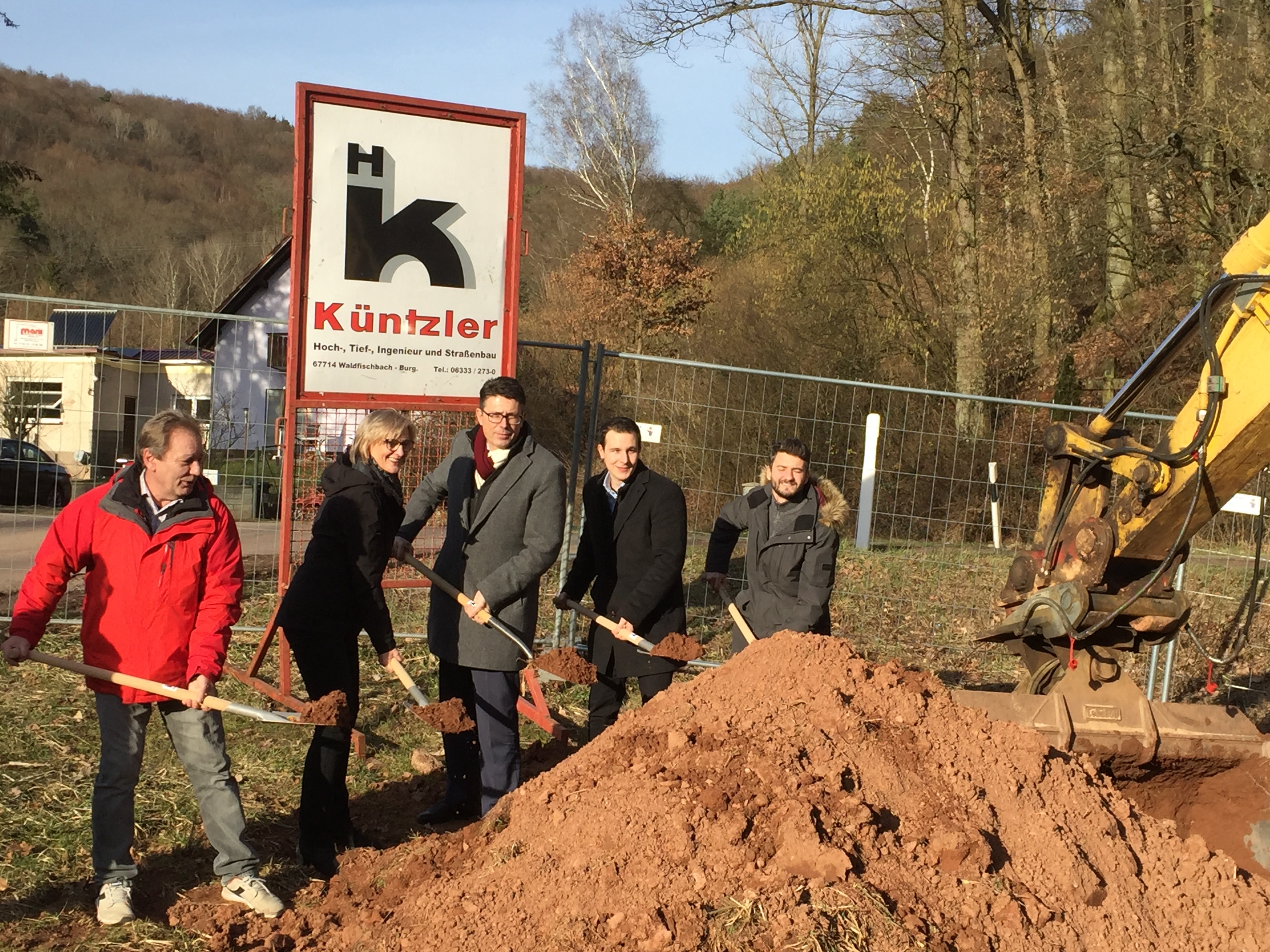 Die Vertreter der Verbandsmitglieder beim Spatenstich: Ortsbürgermeister Kempf (Waldrohrbach), Verbandsvorsteherin Hedi Braun (VG Herxheim), stellv. Verbandsvorsteher Torsten Blank (VG Landau-Land), Bürgermeister Christian Burkhart (VG Annweiler) und Adnan Smajic (Energie Südwest AG Landau).