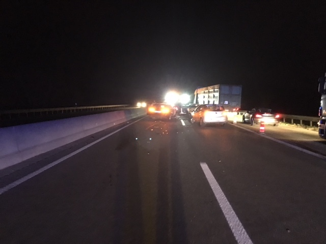 Auf der A65 kam es zu einem Unfall mit mehreren Autos und einem LKW.