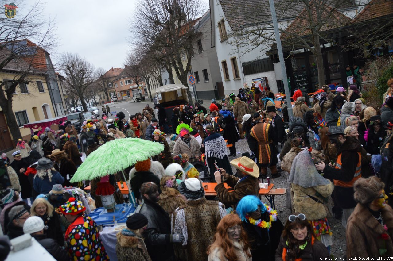 Die Stimmung ist gut, die Spendenbereitschaft der Narren auf dem Platz am Kreuz traditionell riesig: So kommt für den guten Zweck jedes Jahr eine beeindruckende Spende zusammen.