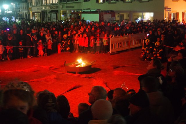 Mit Spannung werden die Hexen erwartet. | Foto: Britta Bender