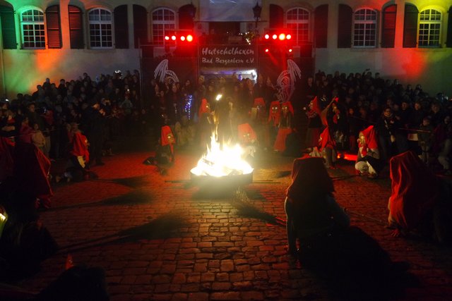 Hutschelhexen rund um's Feuer. | Foto: Britta Bender