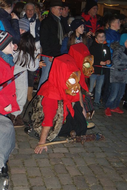 Gebannt schauen die Hutschelhexen ihren Kolleginnen zu.  | Foto: Britta Bender