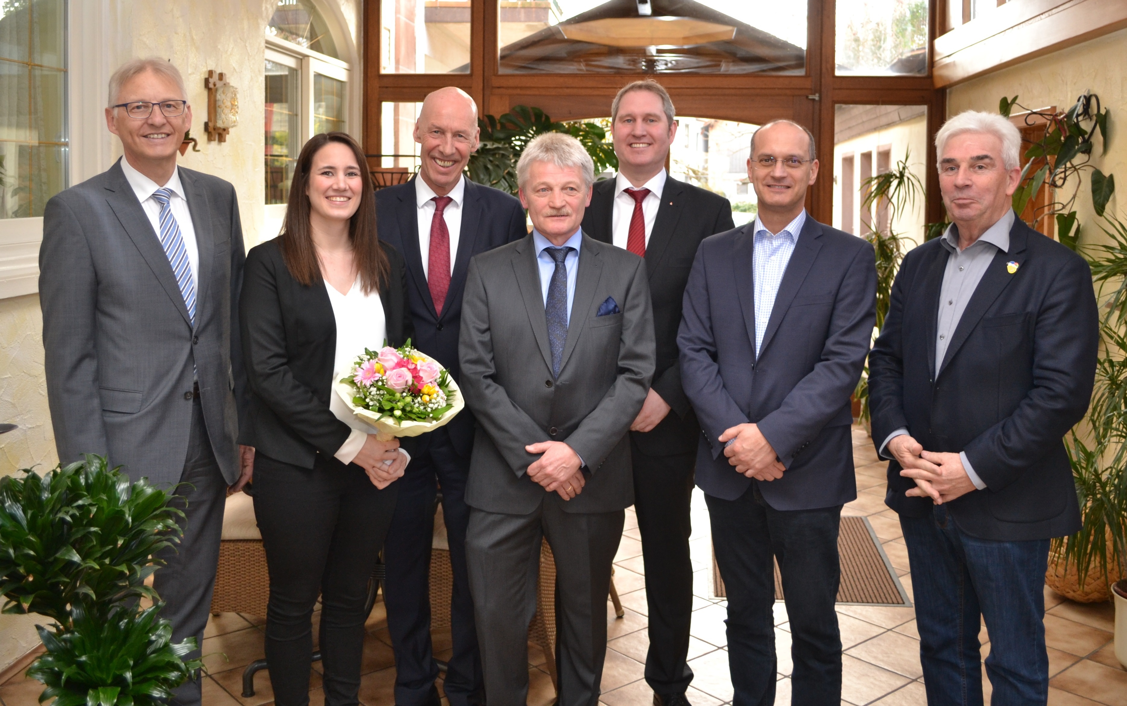 Die Sparkasse verabschiedet Rudi Bellaire in den Ruhestand Tanja Marz neue Geschäftsstellenleiterin in Rheinzabern. Das Bild zeigt von links.: Peter Dudenhöffer, Tanja Marz, Siegmar Müller, Rudi Bellaire, Achim Seiler, Karl Dieter Wünstel, Gerhard Beil