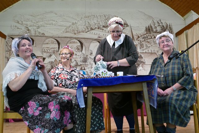 Silvia Klein-Bolz, Verena Klein, Silvia Litz und Ilse Zimmermann beim langersehnten Bauernkaffeeklatsch | Foto: Horst Cloß