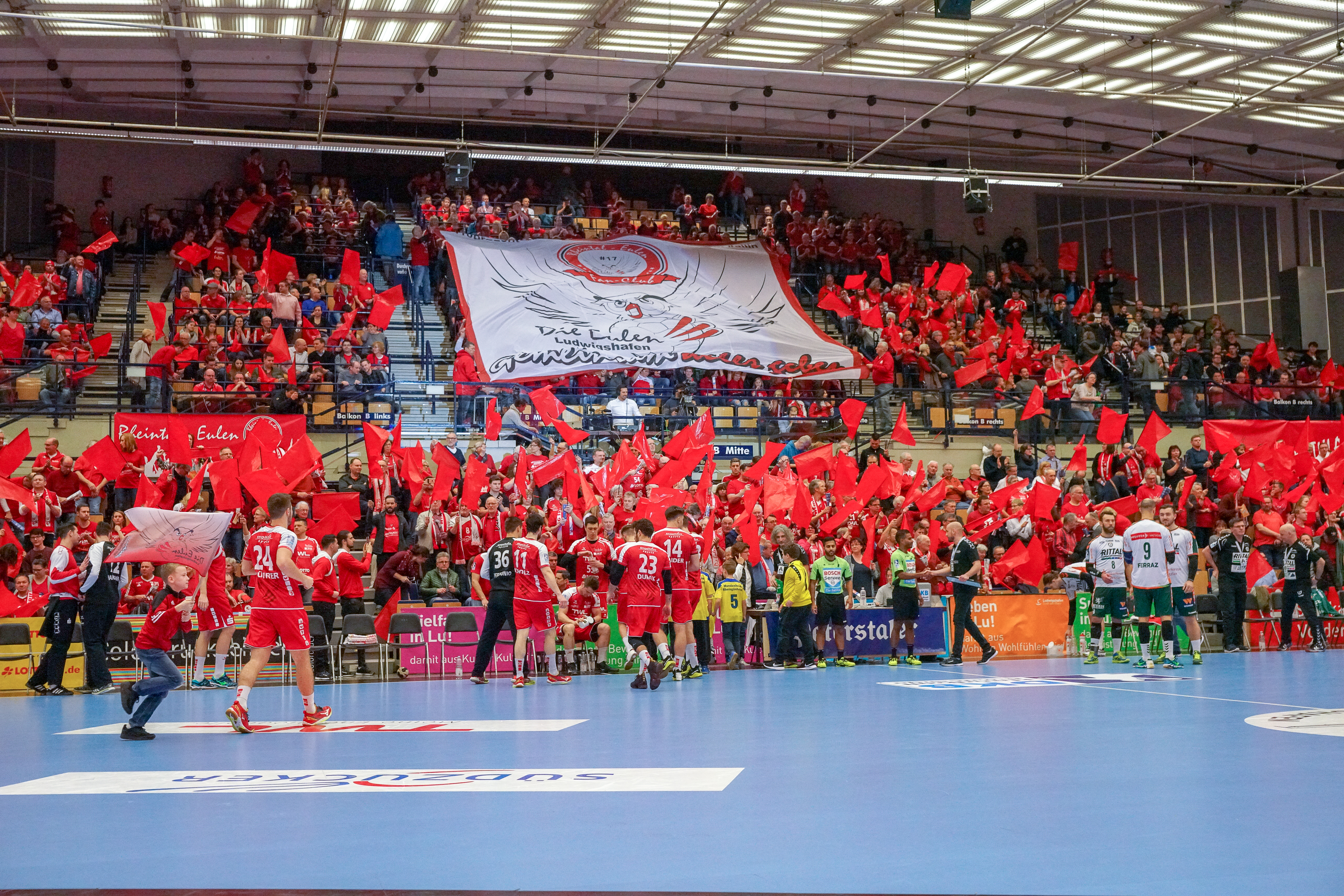 Die beeindruckende „rote Wand“ sorgt für hitzige Stimmung.