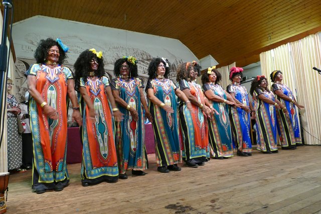 Mit einem „afrikanischen Buschtanz“ überraschten diese 10 Damen  Fotos: Horst Cloß | Foto: Horst Cloß