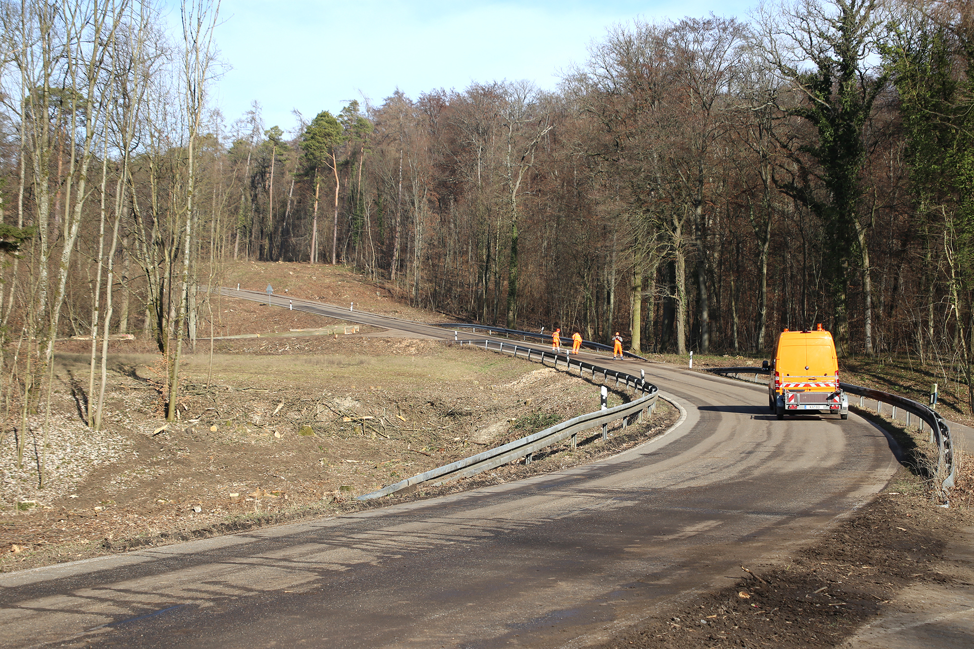 Ab April werden bei Östringen sowohl die Bundesstraße 292 (westlich von Östringen) wie auch die in Richtung Mühlhausen führende Kreisstraße 3520 (im Bild) wegen umfangreicher Ausbau- und Sanierungsmaßnahmen jeweils für mehrere Monate voll gesperrt.