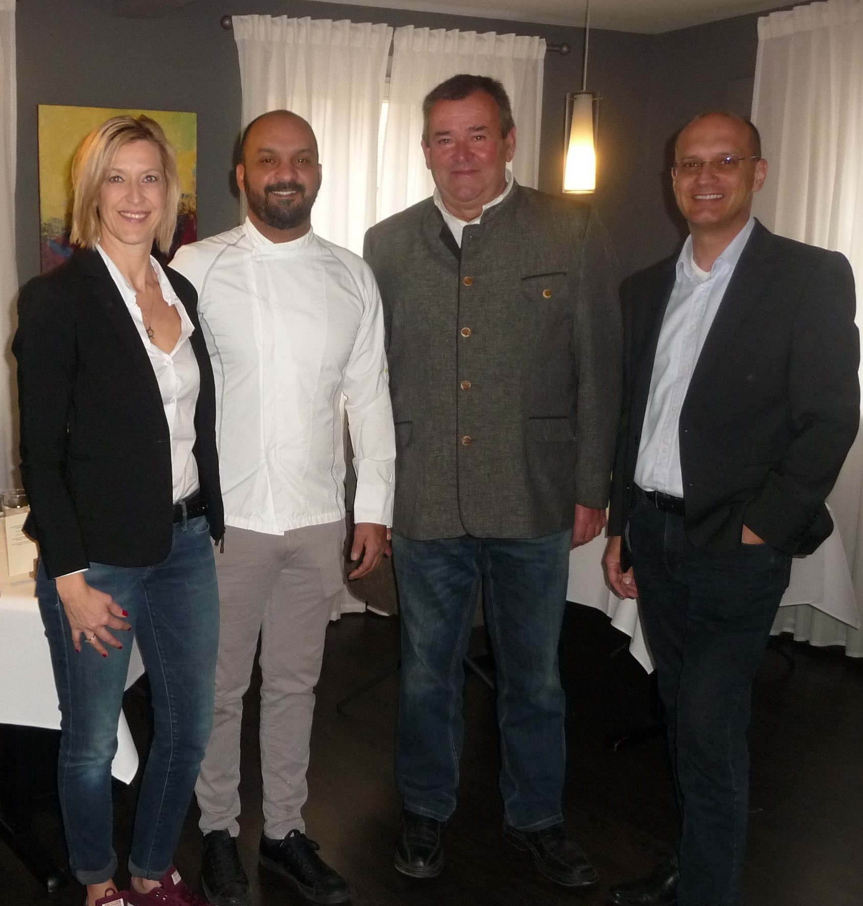 Kerstin und Faysal Bettioui nahmen die Glückwünsche von Ortsbürgermeister Roland Bellaire und Verbandsbürgermeister Karl Dieter Wünstel entgegen. Bettioui ist erst der zweite Marokkaner überhaupt, der einen Michelin-Stern erhält.