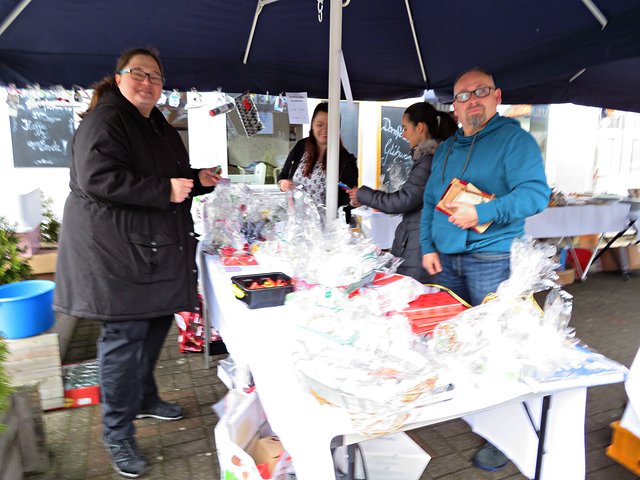 Die 1. Vorsitzende der Tierhilfe im Gespräch mit Kundschaft | Foto: Brigitte Melder