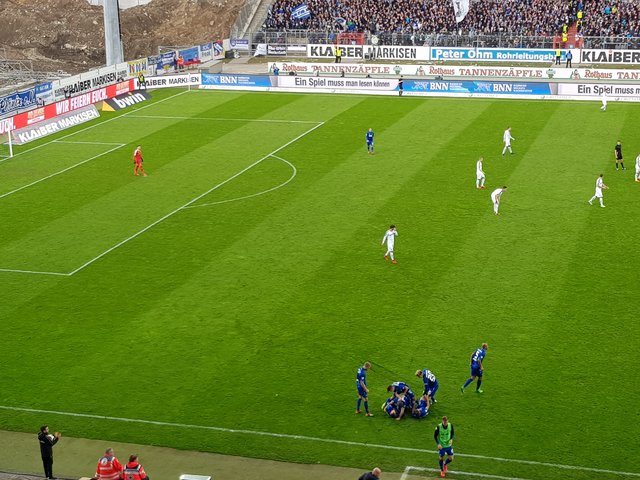 Der Torschütze des 1 zu 0 wird "geherzt" | Foto: jow