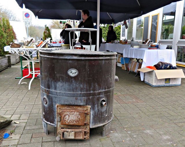 Kleiner Flohmarkt mit riesigem Heizkessel | Foto: Brigitte Melder