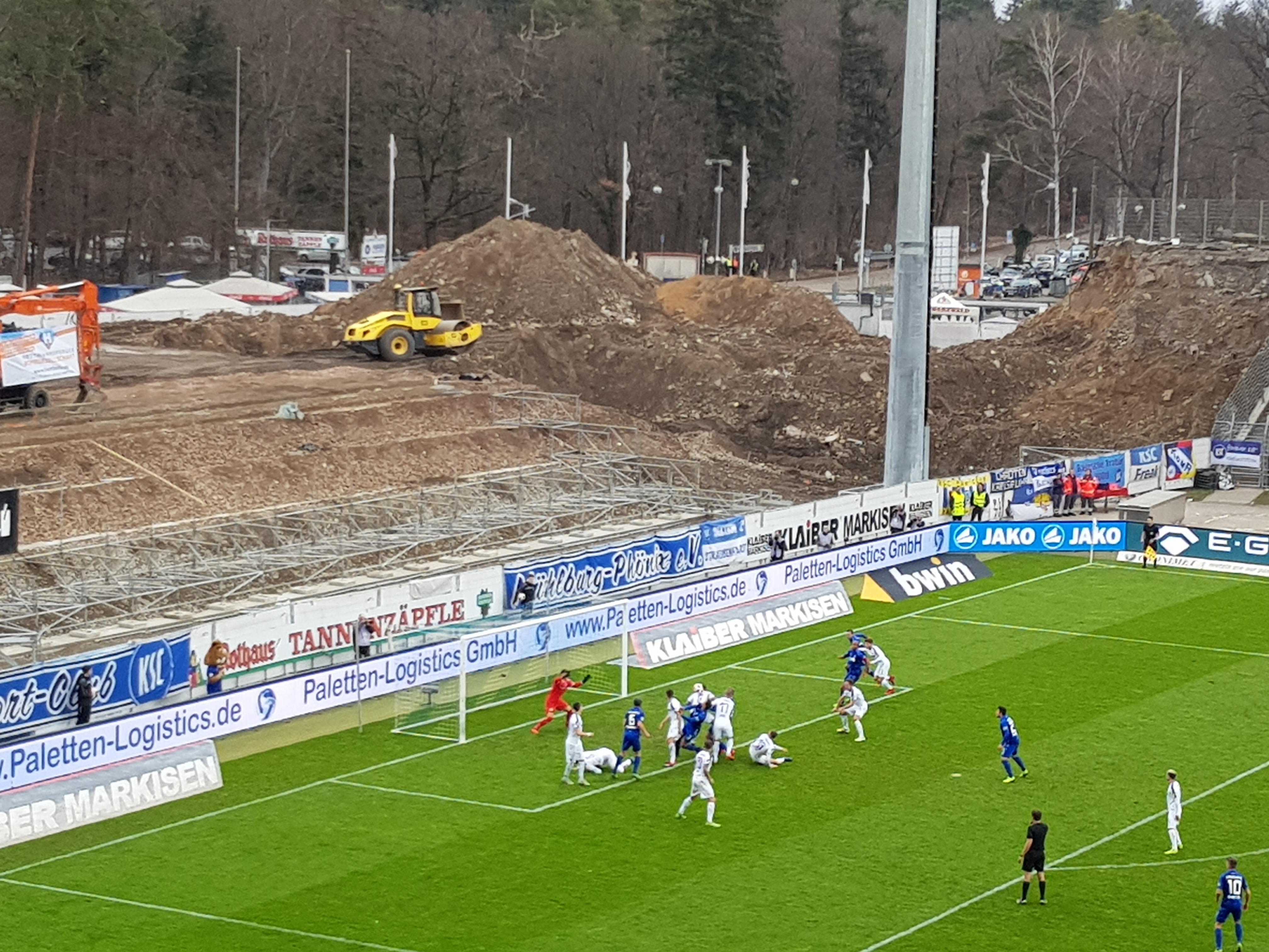 Sieg im Spitzenspiel auf der Baustelle Wildpark.
Die "Anfänge" der neuen provisorischen Tribüne hinter dem Tor kann man schon erkennen.