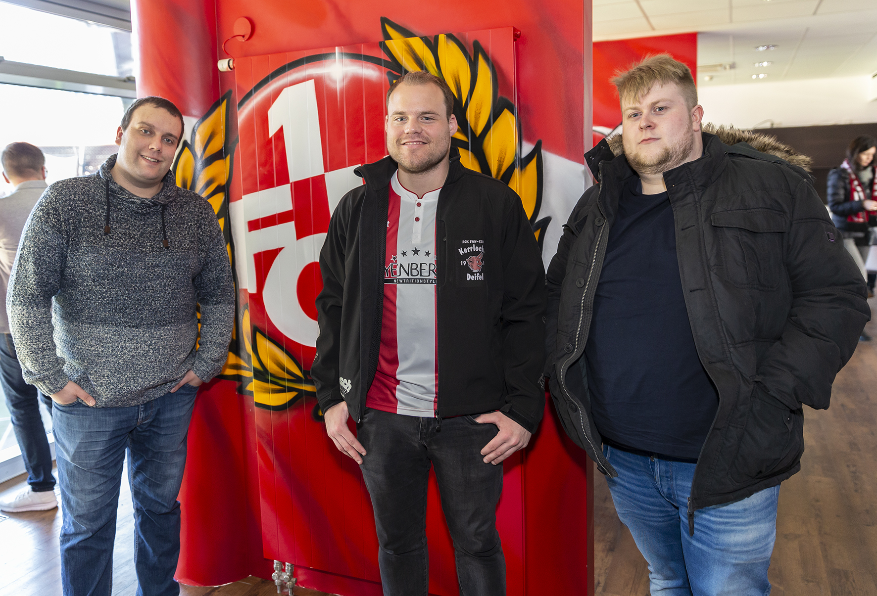 Sascha Wihler, Altenpfleger in Ausbildung, und Sozial-pädagoge Manuel Heilig mit Begleiter Marcel Schmitt in der Layenberger-Loge Foto: Jens Vollmer