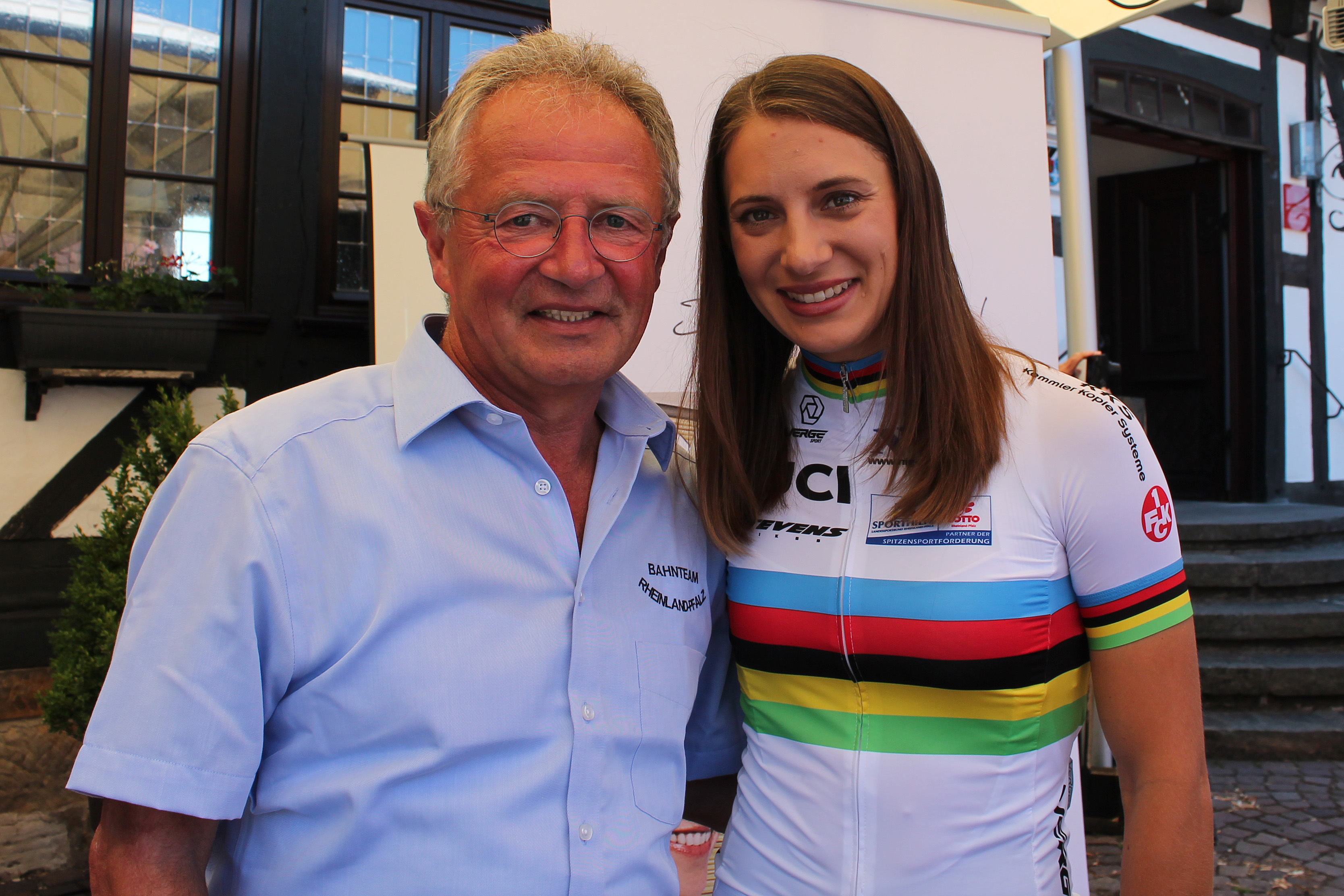 Olympiasiegerin Miriam Welte freut sich mit ihrem Trainer Frank Ziegler über die Bronzemedaille beim Teamsprint bei der WM in Polen Foto: Michael Sonnick / ps