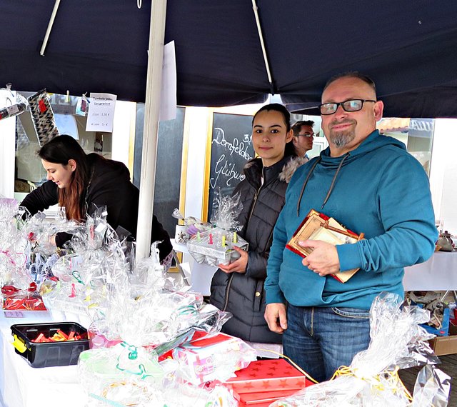Dieser Kunde trägt glücklich eine Schätze | Foto: Brigitte Melder