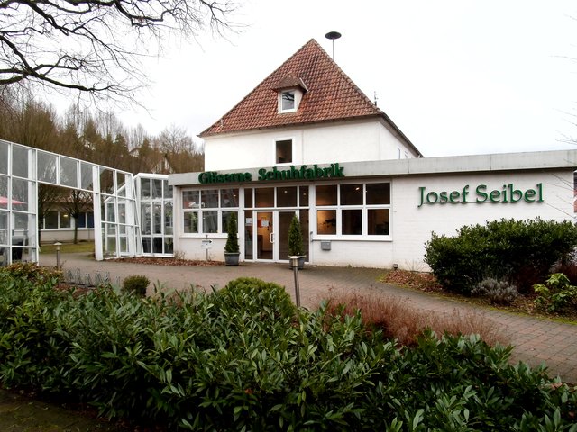 „Gläserne Schuhfabrik“, am Rand der „Schuhmeile“. Gezeigt wird Schuhproduktion (Eintritt frei; Foto: Werner G. Stähle)