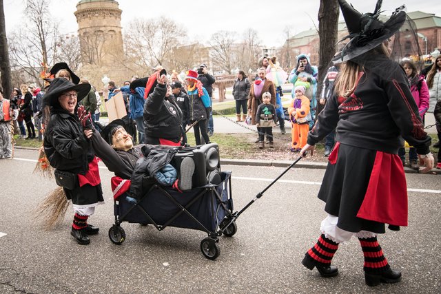 Narren in Aktion beim 67. gemeinsamen Fastnachtsumzug Mannheim/Ludwigshafen.  | Foto: Gaier