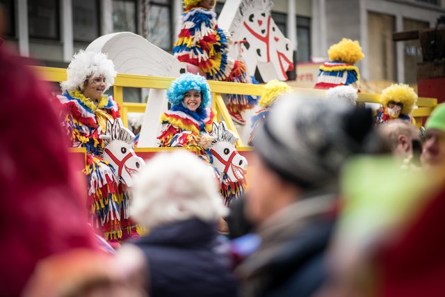 Narren in Aktion beim 67. gemeinsamen Fastnachtsumzug Mannheim/Ludwigshafen.  | Foto: Gaier