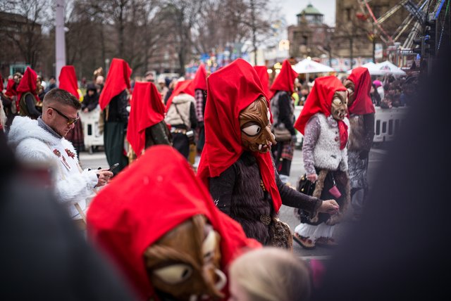 Narren in Aktion beim 67. gemeinsamen Fastnachtsumzug Mannheim/Ludwigshafen.  | Foto: Gaier