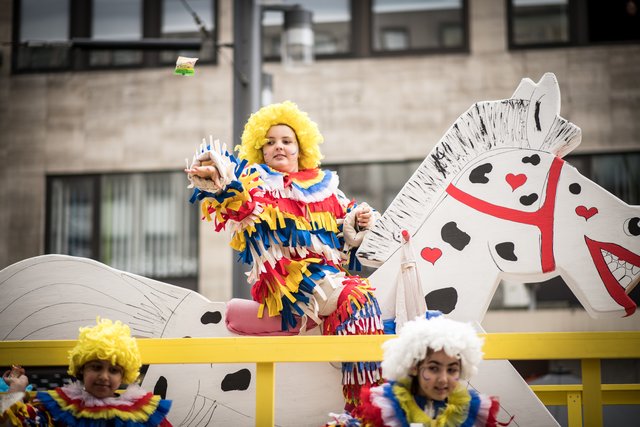 Narren in Aktion beim 67. gemeinsamen Fastnachtsumzug Mannheim/Ludwigshafen.  | Foto: Gaier