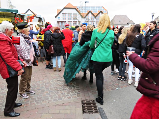 Die Prinzessin und ihre Rockhalterin  | Foto: Brigitte Melder