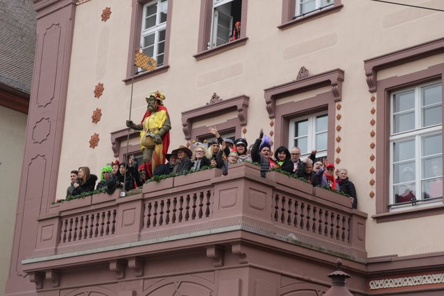 "Zaungäste" im Rathaus hinter dem "Karle mit de Dasch" | Foto: jow