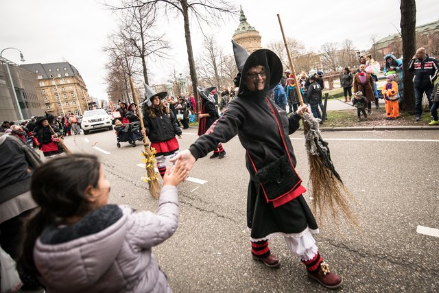 Narren in Aktion beim 67. gemeinsamen Fastnachtsumzug Mannheim/Ludwigshafen.  | Foto: Gaier