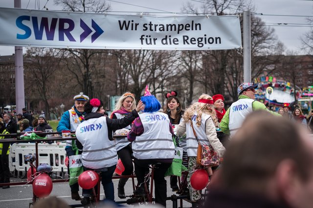 Der SWR radelte mit, unterstützt von der ehemaligen Landtagsabgeordneten Helen Herberer (rote Mütze).  | Foto: Gaier
