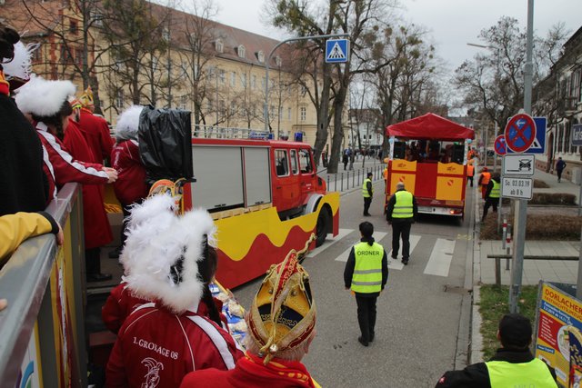 Der Wagen der GroKaGe wird von einem Feuerwehrfahrzeug gezogen - Ordner sichern das Abbiegen | Foto: jow