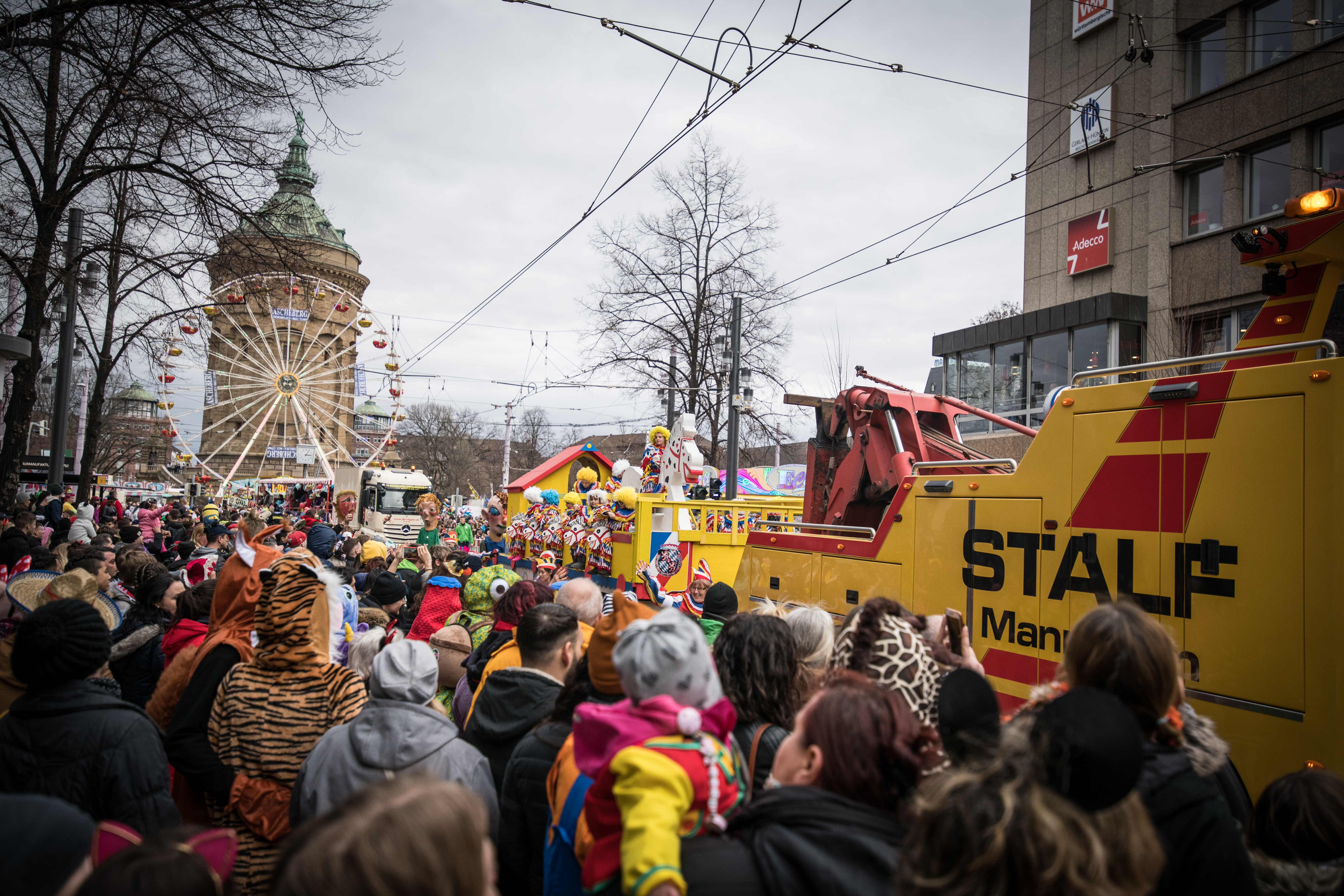 Dicht gedrängt standen die Zuschauern auf den Planken.