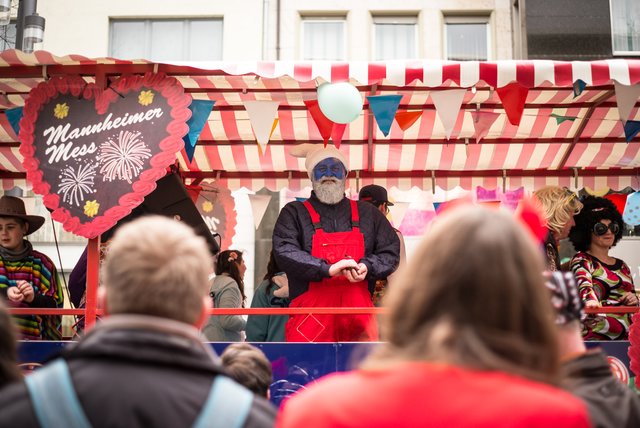 Als Papa Schlumpf in närrischer Mission unterwegs: Matthias Sandel, Geschäftsführer der CDU-Gemeinderatsfraktion.  | Foto: Gaier