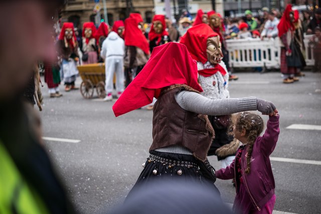 Narren in Aktion beim 67. gemeinsamen Fastnachtsumzug Mannheim/Ludwigshafen.  | Foto: Gaier