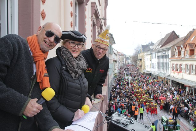 Vom Balkon des Rathauses moderierten in gekonnter Weise den Zug Marion Nedwed, Roland Laue und FKF-Präsident Michael Maier (r.), gaben dabei auch Infos zu den teilnehmenden Gruppen.  | Foto: jow