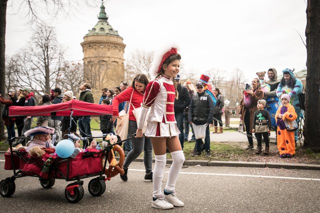 Narren in Aktion beim 67. gemeinsamen Fastnachtsumzug Mannheim/Ludwigshafen.  | Foto: Gaier