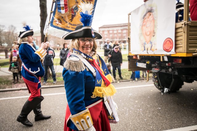 Narren in Aktion beim 67. gemeinsamen Fastnachtsumzug Mannheim/Ludwigshafen: hier der Karnevalverein Mannheimer Traditionscorps.  | Foto: Gaier