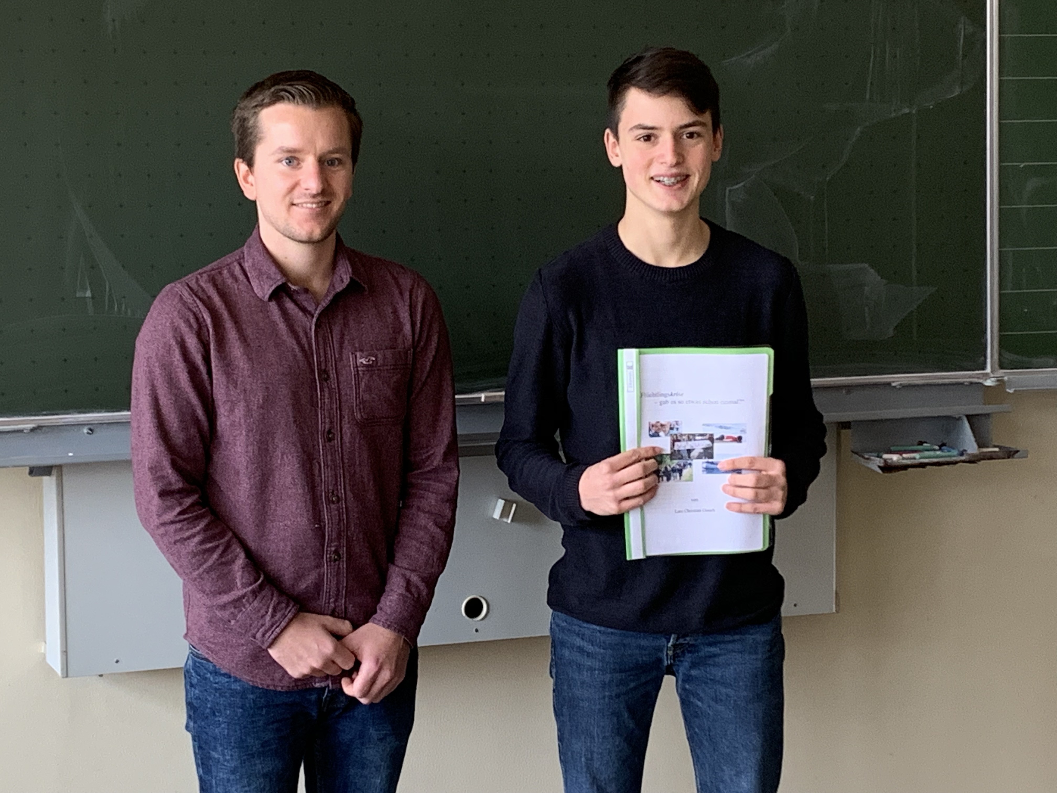 Lars Christian Gauch von der 10a des Veldenz Gymnasiums Lauterecken nimmt am Geschichtswettbewerb des Bundespräsidenten teil. Auf dem Foto zu sehen mit seinem Tutor Pascal Pick und seiner Arbeit.