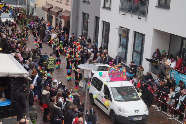 Die Tanzgruppe "Crazy Girls" mit ihren "Rainbow Cats" | Foto: Walter