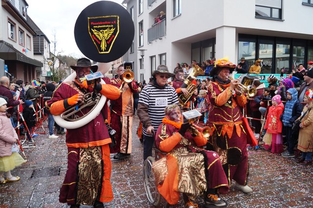 Die Ramsteiner „Phoenixkrechzer“ waren mit ihrer Guggemusik am Start | Foto: Walter