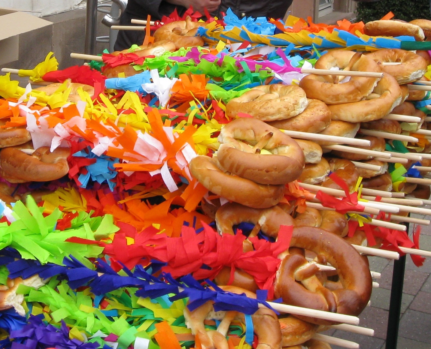Unverzichtbarer Bestandteil eines jeden Sommertagszugs: Die Stabausstecken mit der süßen Brezel an ihrer Spitze.