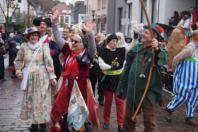 Ramsteins französische Partnerstadt Maxeville begeisterte mit tollen Kostümen | Foto: Walter