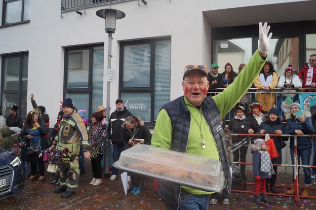 Michael Jahke verteilte Würstchen an die Umzugsbesucher | Foto: Walter