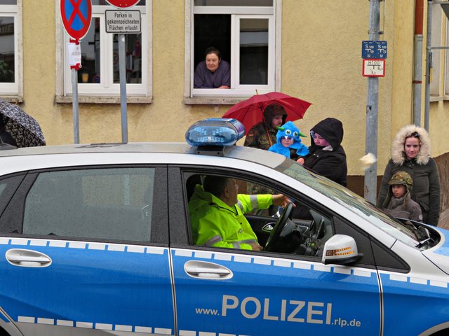 Da gibts von dem netten Polizisten was extra für den Kleinen | Foto: Brigitte Melder
