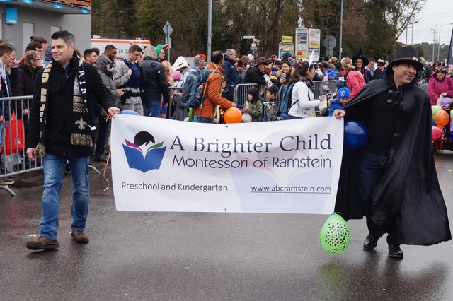 Die amerikanischen Mitbürger aus der Region waren mit dem Montessori Kindergarten vor Ort | Foto: Walter
