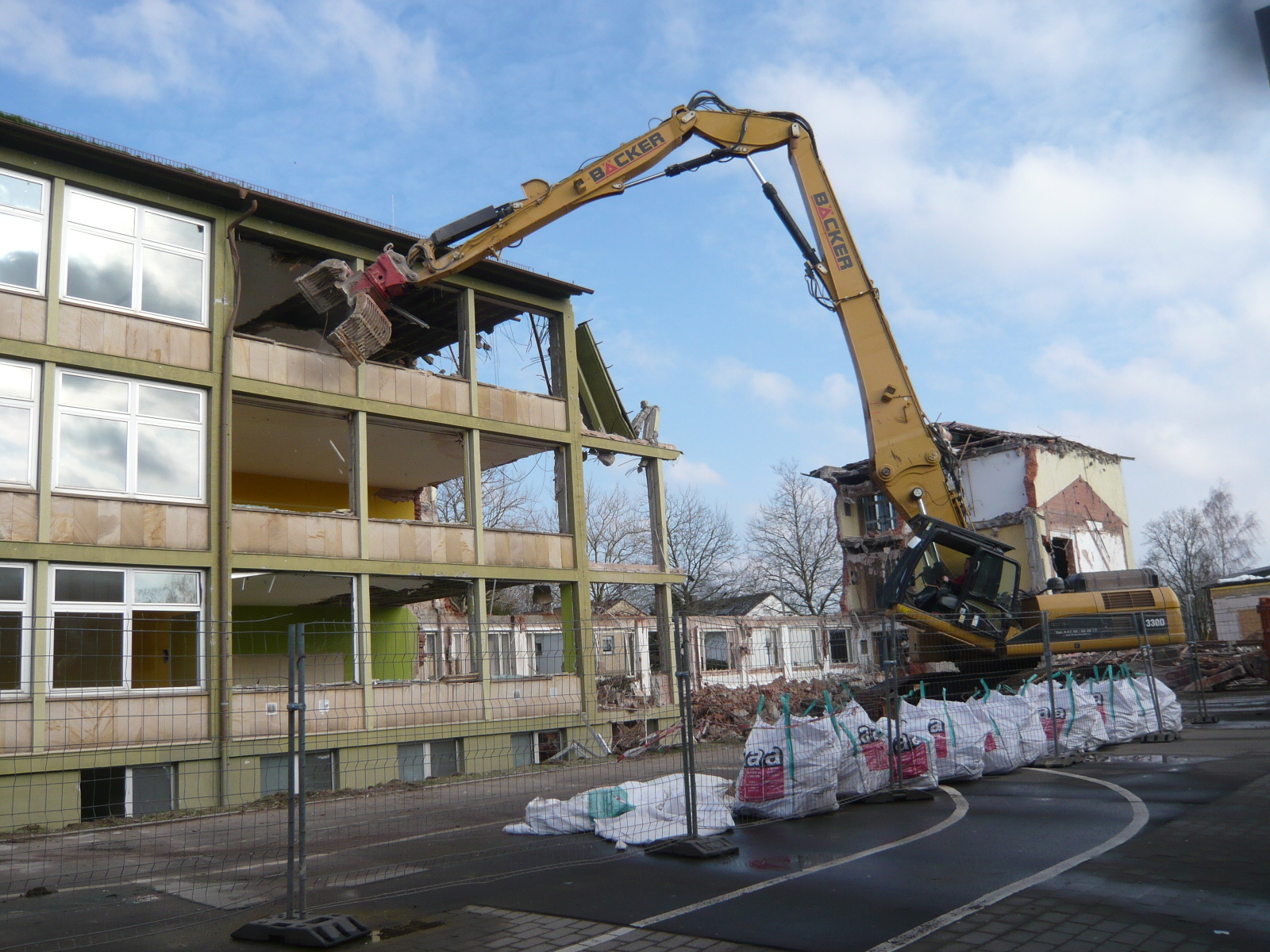 Die drei alten Gebäude der Schillerschule wurden im vergangenen Winter abgerissen. In diesem Jahr soll es mit dem Neubau losgehen Foto: ps