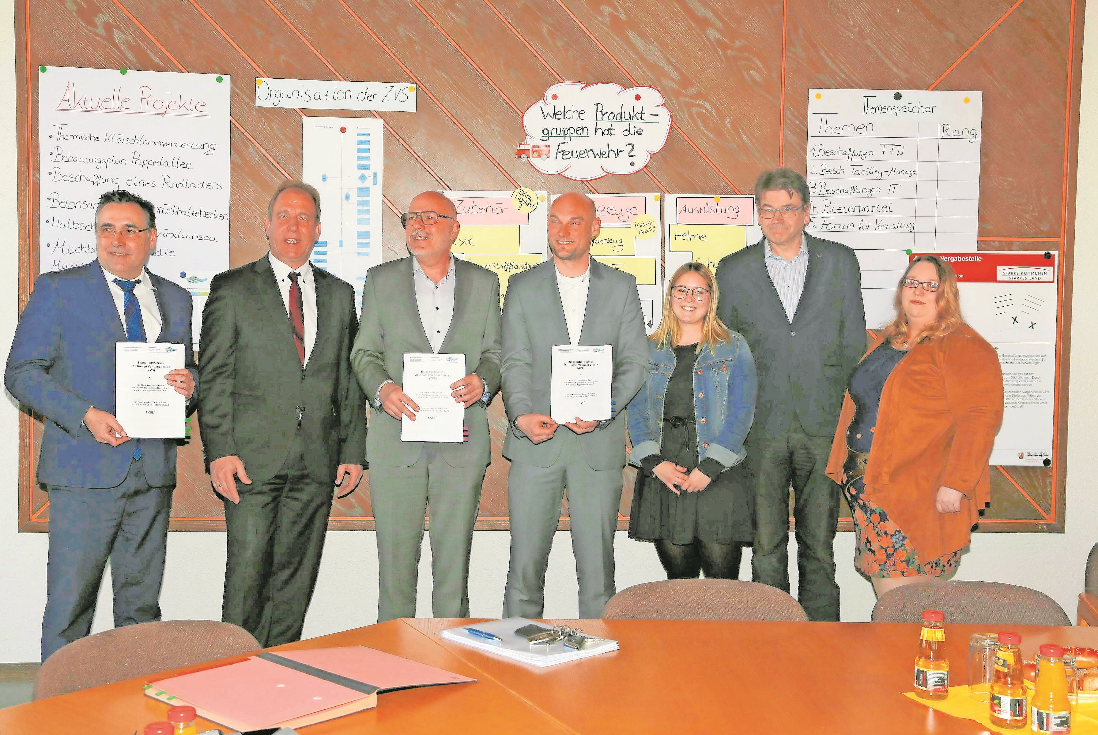 Bürgermeister Reinhard Scherrer, Staatssekretär Randolf Stich, Bürgermeister Volker Poß, Bürgermeister Dr. Dennis Nitsche und die drei Mitarbeiter der zentralen Vergabestelle Adrienne Tierling, Peter Tropf, Katrin Weisenburger. (v.l.n.r.).