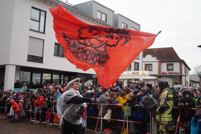 Die Karneval-Gesellschaft Narrensänger aus Kaiserslautern schwenkte ihre Fahne | Foto: Walter