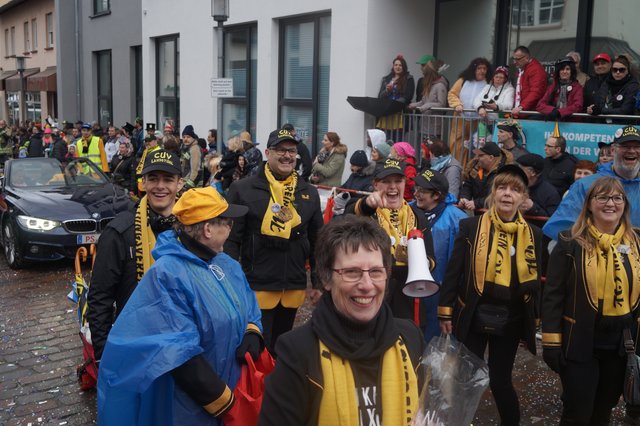 Die Abordnung des Carneval- und Unterhaltungsvereins Landstuhl (CUVL). Vorne die Vorsitzende Sonja Kreutz. In der Mitte mit Megaphon zu sehen ist Sitzungspräsidentin  Jennifer Lorenz  | Foto: Walter