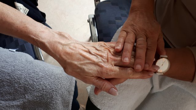 Berührung tut (oft) gut. Mit einem duftenden Öl kann sie sehr angenehm sein.