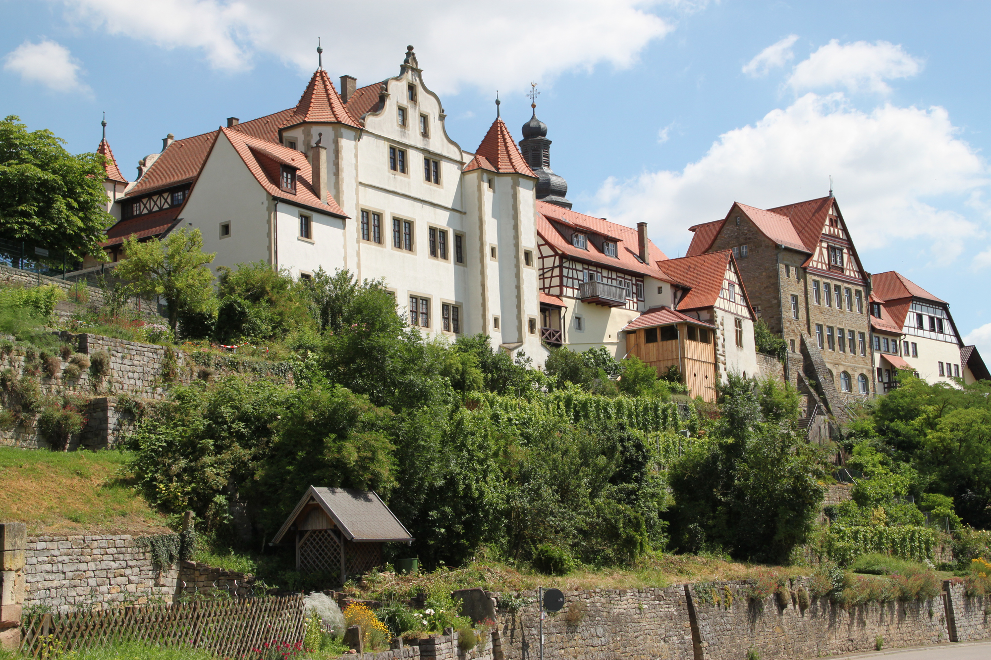 Informativ: Experten führen durch die beiden Wechselausstellungen im Graf-Eberstein-Schloss Gochsheim („800 Jahre Bahnbrücken“ im Ebersteinsaal & „Der seidene Schuh oder Das schlimmste trifft nicht immer zu“ von Künstlerin Margarethe Krieger auf der Kunstebene).