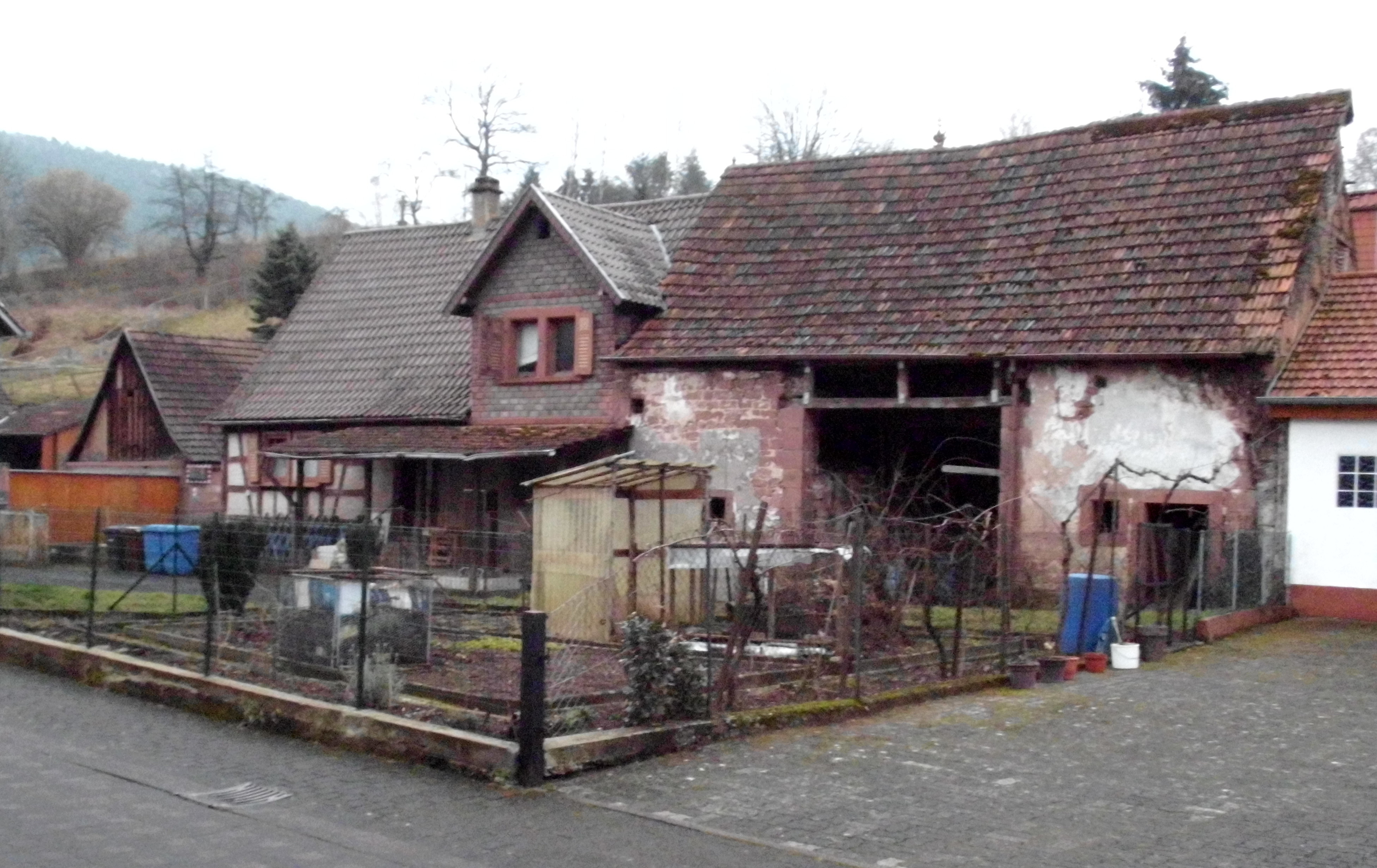 Blick auf das Anwesen. Auch der angrenzende Bauerngarten im Vordergrund soll die neue Dorfmitte optisch bereichern.